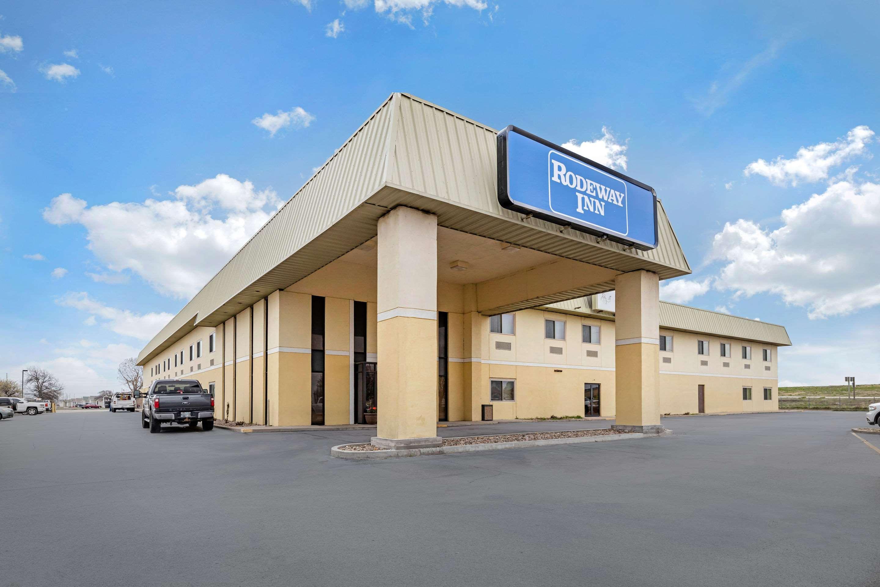 Rodeway Inn South Hutchinson Exterior photo